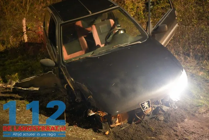 Auto raakt van de weg en botst tegen lantaarnpaal op N261 Loon op Zand 112 De Langstraat