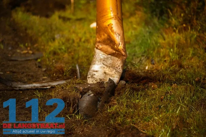 Auto raakt van de weg en botst tegen lantaarnpaal op N261 Loon op Zand 112 De Langstraat