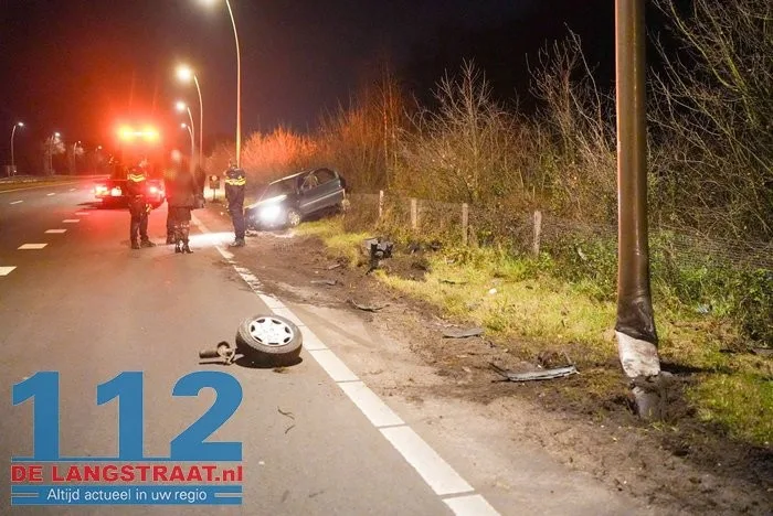 Auto raakt van de weg en botst tegen lantaarnpaal op N261 Loon op Zand 112 De Langstraat