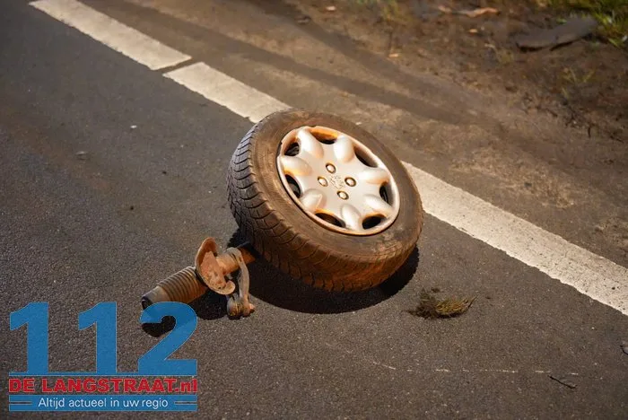 Auto raakt van de weg en botst tegen lantaarnpaal op N261 Loon op Zand 112 De Langstraat