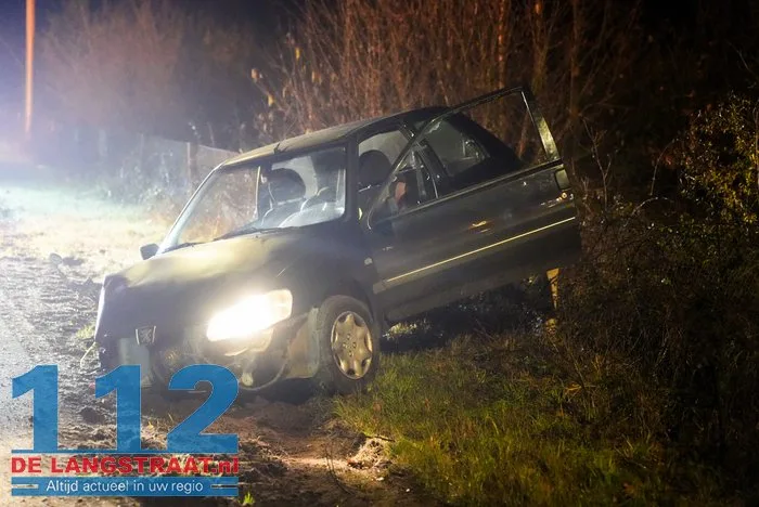 Auto raakt van de weg en botst tegen lantaarnpaal op N261 Loon op Zand 112 De Langstraat