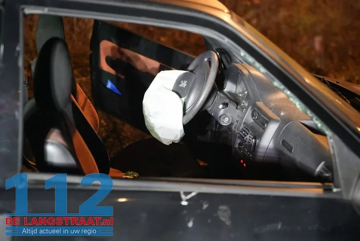 Auto raakt van de weg en botst tegen lantaarnpaal op N261 Loon op Zand 112 De Langstraat