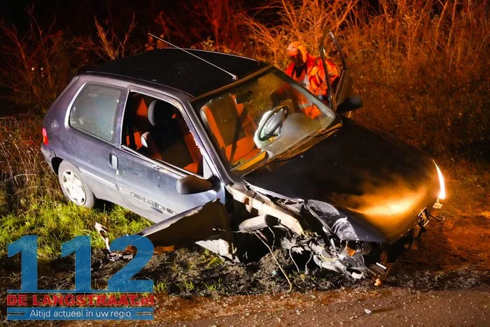Auto raakt van de weg en botst tegen lantaarnpaal op N261 Loon op Zand 112 De Langstraat