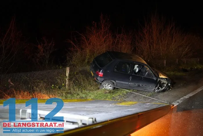 Auto raakt van de weg en botst tegen lantaarnpaal op N261 Loon op Zand 112 De Langstraat