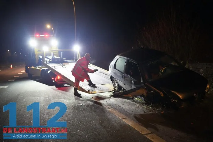 Auto raakt van de weg en botst tegen lantaarnpaal op N261 Loon op Zand 112 De Langstraat