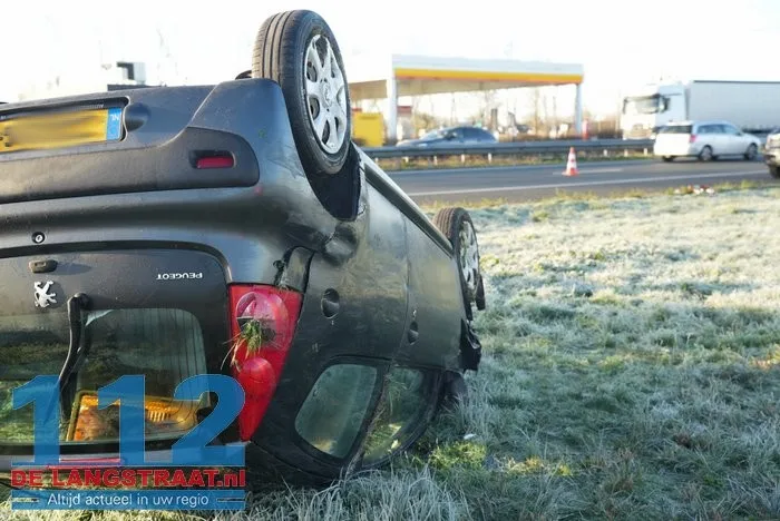 Auto slaat over de kop bij ongeval op A59 bij Sprang-Capelle 6 Auto slaat over de kop bij ongeval op A59 bij Sprang-Capelle 112 De Langstraat