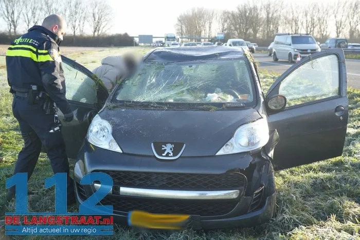 Auto slaat over de kop bij ongeval op A59 bij Sprang-Capelle 12 Auto slaat over de kop bij ongeval op A59 bij Sprang-Capelle 112 De Langstraat