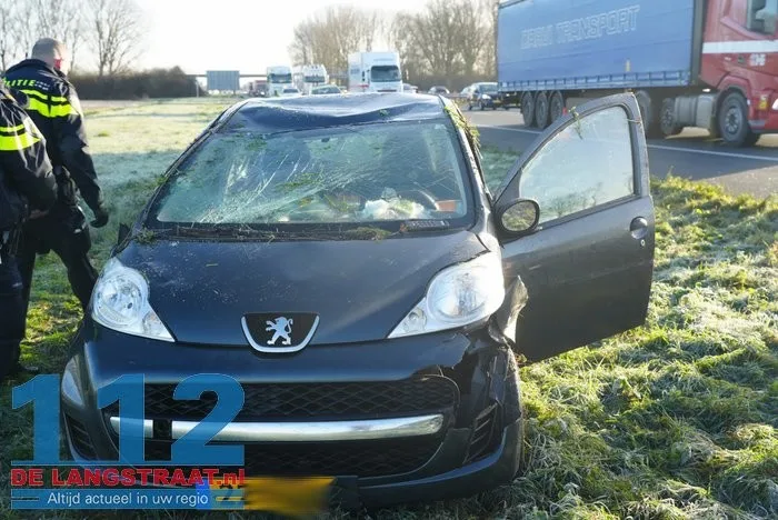 Auto slaat over de kop bij ongeval op A59 bij Sprang-Capelle 13 Auto slaat over de kop bij ongeval op A59 bij Sprang-Capelle 112 De Langstraat