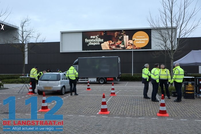 Grote verkeerscontrole bij Piet Klerkx in Waalwijk: meerdere voertuigen en goederen in beslag genomen 112 De Langstraat