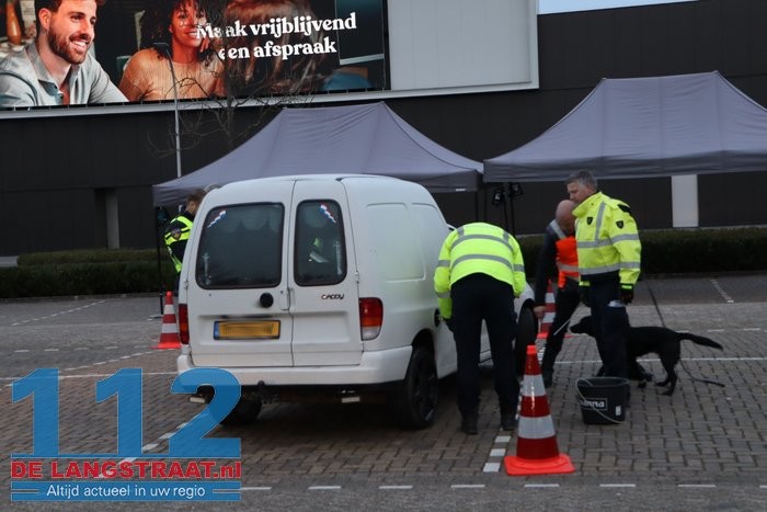 Grote verkeerscontrole bij Piet Klerkx in Waalwijk: meerdere voertuigen en goederen in beslag genomen 112 De Langstraat