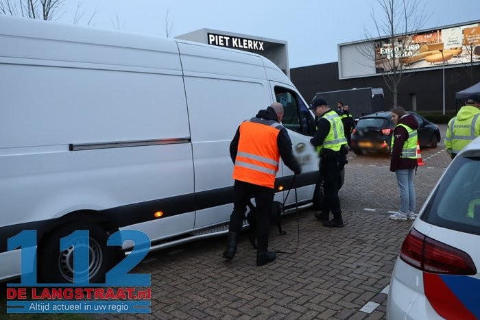 Grote verkeerscontrole bij Piet Klerkx in Waalwijk: meerdere voertuigen en goederen in beslag genomen 112 De Langstraat