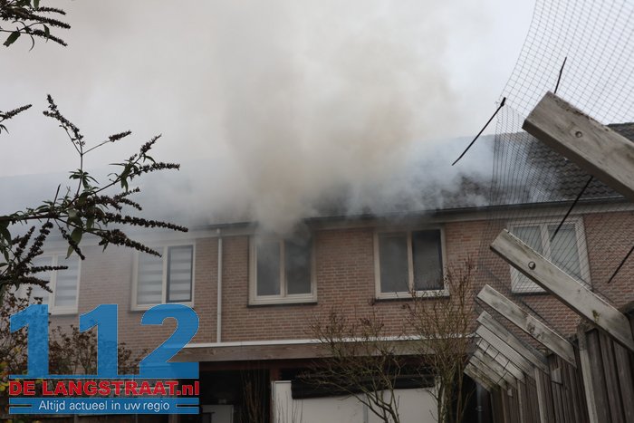 Rookwolken slaan uit dak bij brand in tussenwoning in Kaatsheuvel 112 De Langstraat
