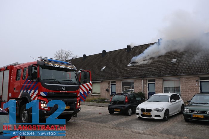 Rookwolken slaan uit dak bij brand in tussenwoning in Kaatsheuvel 112 De Langstraat