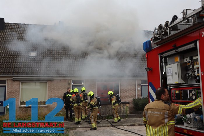 Rookwolken slaan uit dak bij brand in tussenwoning in Kaatsheuvel 112 De Langstraat