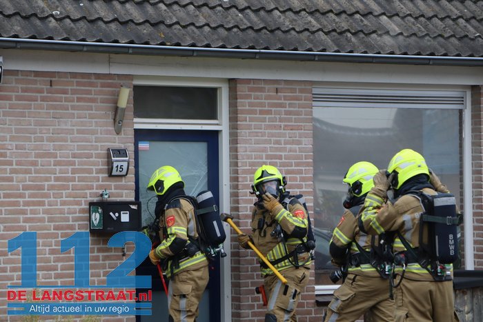 Rookwolken slaan uit dak bij brand in tussenwoning in Kaatsheuvel 112 De Langstraat