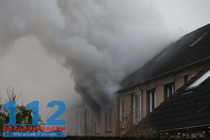 Rookwolken slaan uit dak bij brand in tussenwoning in Kaatsheuvel 112 De Langstraat