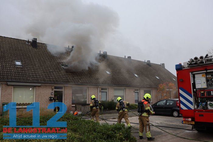 Rookwolken slaan uit dak bij brand in tussenwoning in Kaatsheuvel 112 De Langstraat