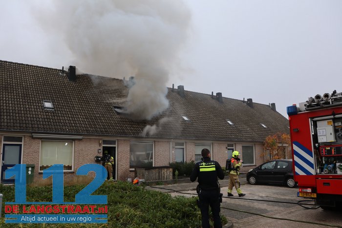 Rookwolken slaan uit dak bij brand in tussenwoning in Kaatsheuvel 112 De Langstraat