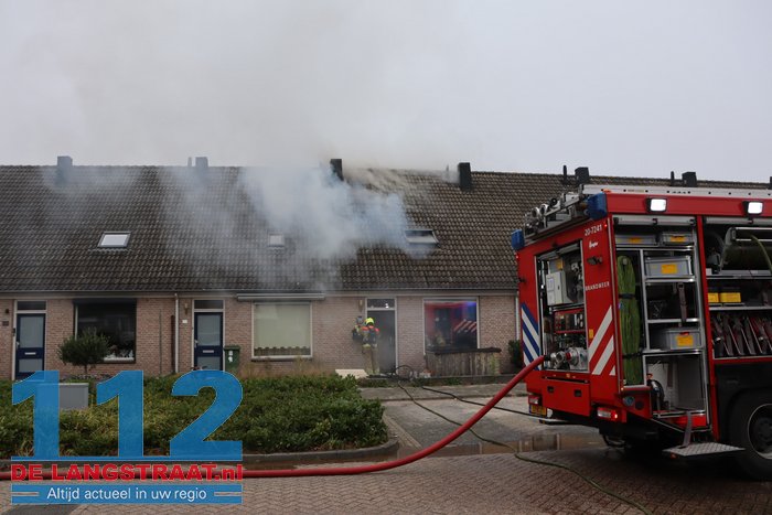Rookwolken slaan uit dak bij brand in tussenwoning in Kaatsheuvel 112 De Langstraat