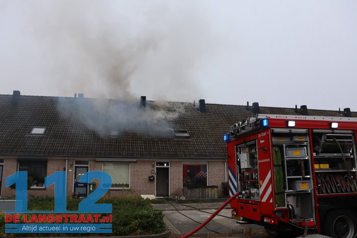 Rookwolken slaan uit dak bij brand in tussenwoning in Kaatsheuvel 112 De Langstraat