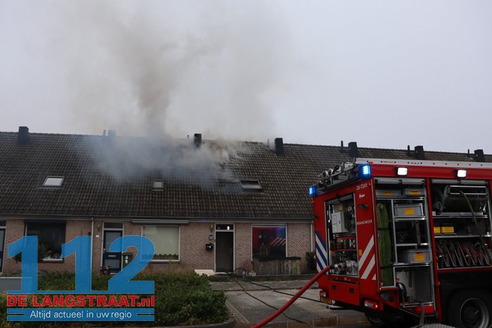 Rookwolken slaan uit dak bij brand in tussenwoning in Kaatsheuvel 112 De Langstraat