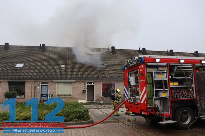 Rookwolken slaan uit dak bij brand in tussenwoning in Kaatsheuvel 112 De Langstraat