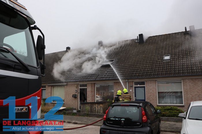 Rookwolken slaan uit dak bij brand in tussenwoning in Kaatsheuvel 112 De Langstraat