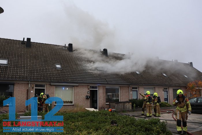 Rookwolken slaan uit dak bij brand in tussenwoning in Kaatsheuvel 112 De Langstraat