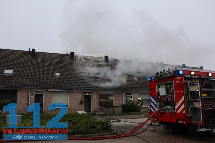 Rookwolken slaan uit dak bij brand in tussenwoning in Kaatsheuvel 112 De Langstraat