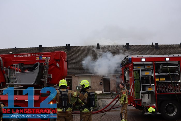 Rookwolken slaan uit dak bij brand in tussenwoning in Kaatsheuvel 112 De Langstraat