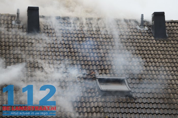 Rookwolken slaan uit dak bij brand in tussenwoning in Kaatsheuvel 112 De Langstraat