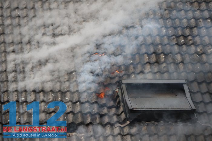 Rookwolken slaan uit dak bij brand in tussenwoning in Kaatsheuvel 112 De Langstraat