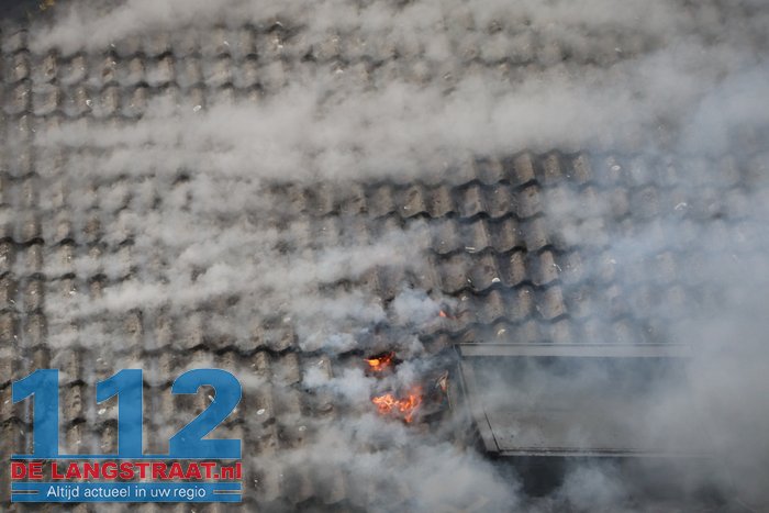 Rookwolken slaan uit dak bij brand in tussenwoning in Kaatsheuvel 112 De Langstraat
