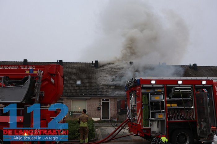 Rookwolken slaan uit dak bij brand in tussenwoning in Kaatsheuvel 112 De Langstraat