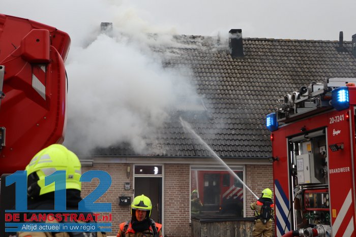 Rookwolken slaan uit dak bij brand in tussenwoning in Kaatsheuvel 112 De Langstraat