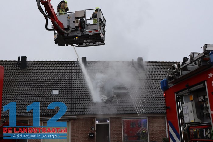 Rookwolken slaan uit dak bij brand in tussenwoning in Kaatsheuvel 112 De Langstraat