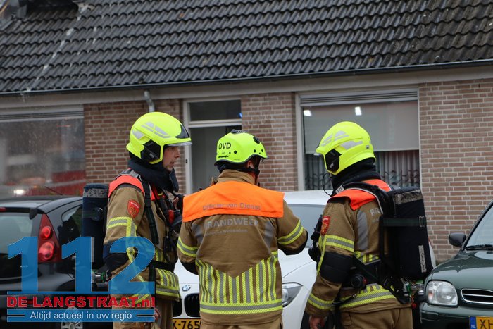 Rookwolken slaan uit dak bij brand in tussenwoning in Kaatsheuvel 112 De Langstraat