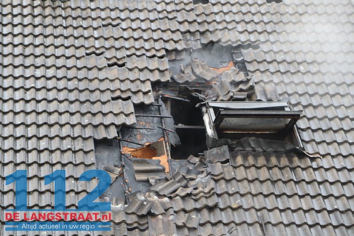 Rookwolken slaan uit dak bij brand in tussenwoning in Kaatsheuvel 112 De Langstraat