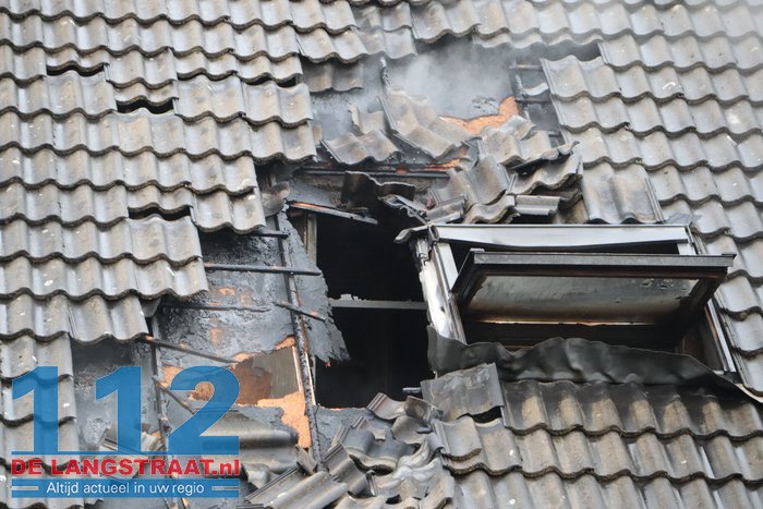 Rookwolken slaan uit dak bij brand in tussenwoning in Kaatsheuvel 112 De Langstraat
