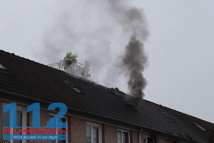 Rookwolken slaan uit dak bij brand in tussenwoning in Kaatsheuvel 112 De Langstraat