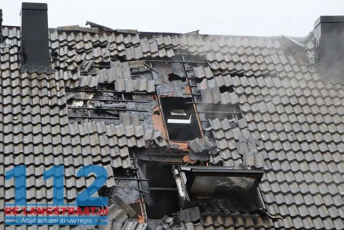 Rookwolken slaan uit dak bij brand in tussenwoning in Kaatsheuvel 29 Rookwolken slaan uit dak bij brand in tussenwoning in Kaatsheuvel 112 De Langstraat