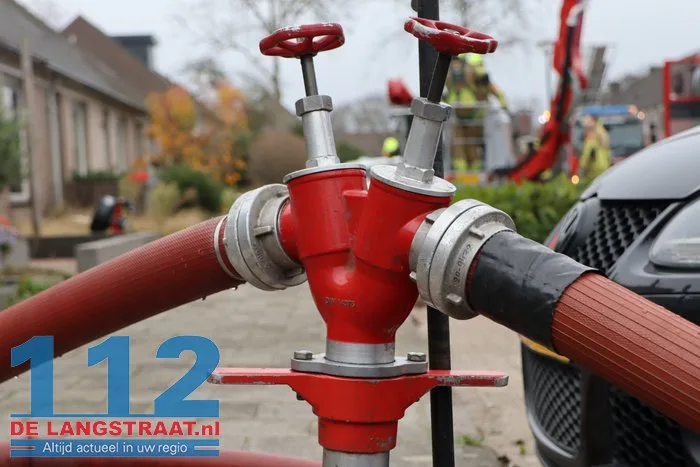 Rookwolken slaan uit dak bij brand in tussenwoning in Kaatsheuvel 31 Rookwolken slaan uit dak bij brand in tussenwoning in Kaatsheuvel 112 De Langstraat
