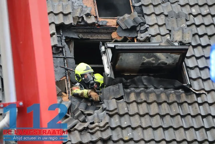 Rookwolken slaan uit dak bij brand in tussenwoning in Kaatsheuvel 32 Rookwolken slaan uit dak bij brand in tussenwoning in Kaatsheuvel 112 De Langstraat