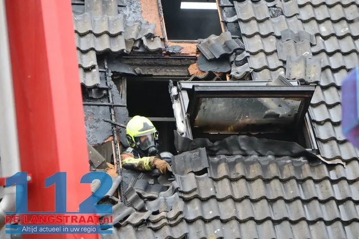 Rookwolken slaan uit dak bij brand in tussenwoning in Kaatsheuvel 33 Rookwolken slaan uit dak bij brand in tussenwoning in Kaatsheuvel 112 De Langstraat