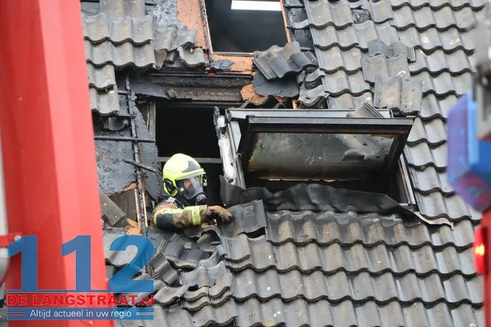 Rookwolken slaan uit dak bij brand in tussenwoning in Kaatsheuvel 34 Rookwolken slaan uit dak bij brand in tussenwoning in Kaatsheuvel 112 De Langstraat