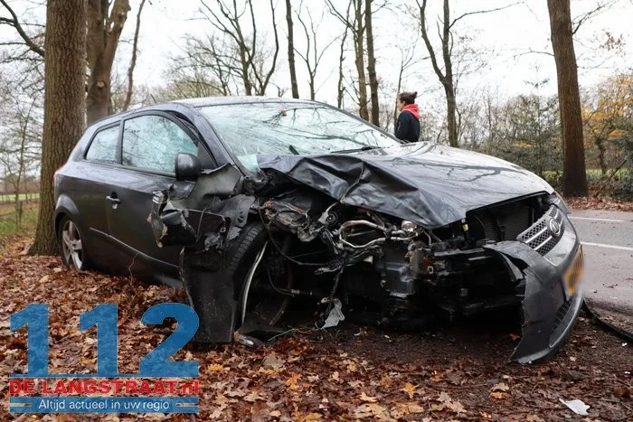 Auto raakt van de weg rijdt op boom op de Kegelaar in Kaatsheuvel; bestuurder gewond naar ziekenhuis 1 Auto raakt van de weg rijdt op boom op de Kegelaar in Kaatsheuvel; bestuurder gewond naar ziekenhuis 112 De Langstraat