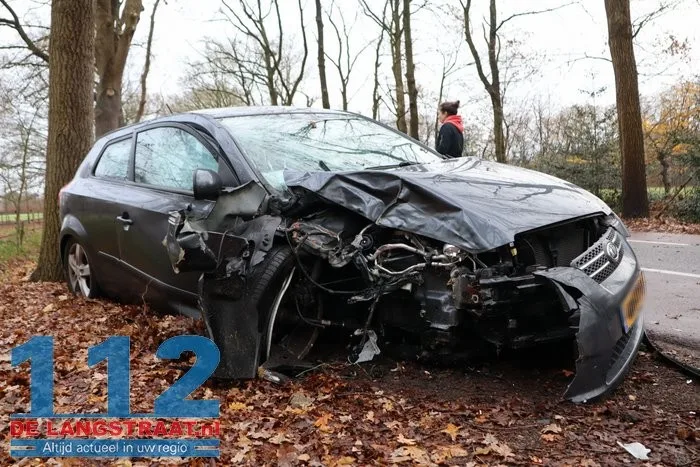 Auto raakt van de weg rijdt op boom op de Kegelaar in Kaatsheuvel; bestuurder gewond naar ziekenhuis 2 Auto raakt van de weg rijdt op boom op de Kegelaar in Kaatsheuvel; bestuurder gewond naar ziekenhuis 112 De Langstraat