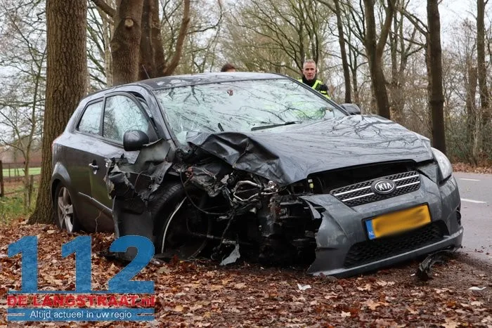 Auto raakt van de weg rijdt op boom op de Kegelaar in Kaatsheuvel; bestuurder gewond naar ziekenhuis 3 Auto raakt van de weg rijdt op boom op de Kegelaar in Kaatsheuvel; bestuurder gewond naar ziekenhuis 112 De Langstraat