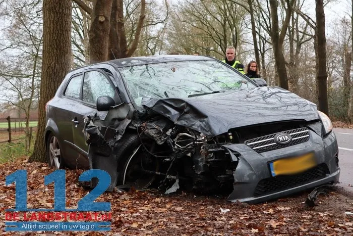 Auto raakt van de weg rijdt op boom op de Kegelaar in Kaatsheuvel; bestuurder gewond naar ziekenhuis 4 Auto raakt van de weg rijdt op boom op de Kegelaar in Kaatsheuvel; bestuurder gewond naar ziekenhuis 112 De Langstraat