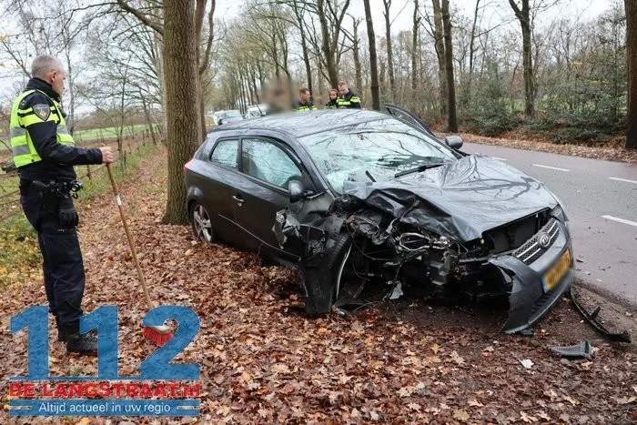 Auto raakt van de weg rijdt op boom op de Kegelaar in Kaatsheuvel; bestuurder gewond naar ziekenhuis 6 Auto raakt van de weg rijdt op boom op de Kegelaar in Kaatsheuvel; bestuurder gewond naar ziekenhuis 112 De Langstraat